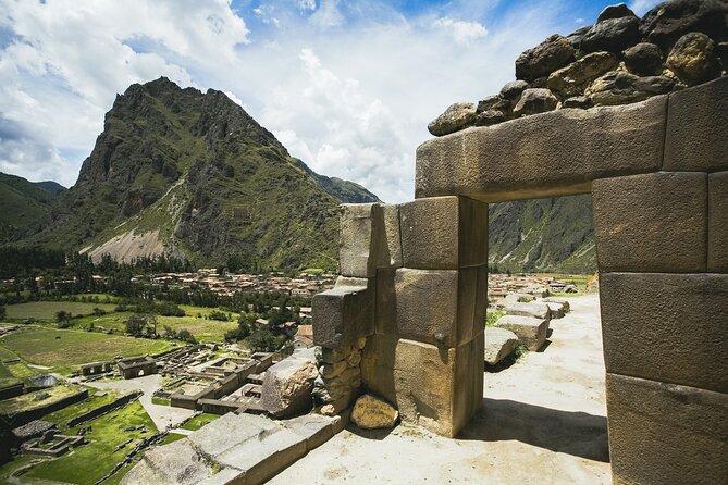 2 Day Sacred Valley and Machu Picchu Guided Tour from Cusco - Lunch in Urubamba and the road to Ollantaytambo