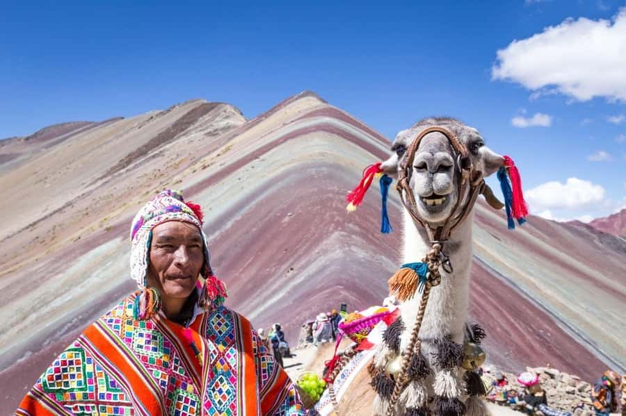 7 Colors Mountain - The one-hour walk to the colored mountain