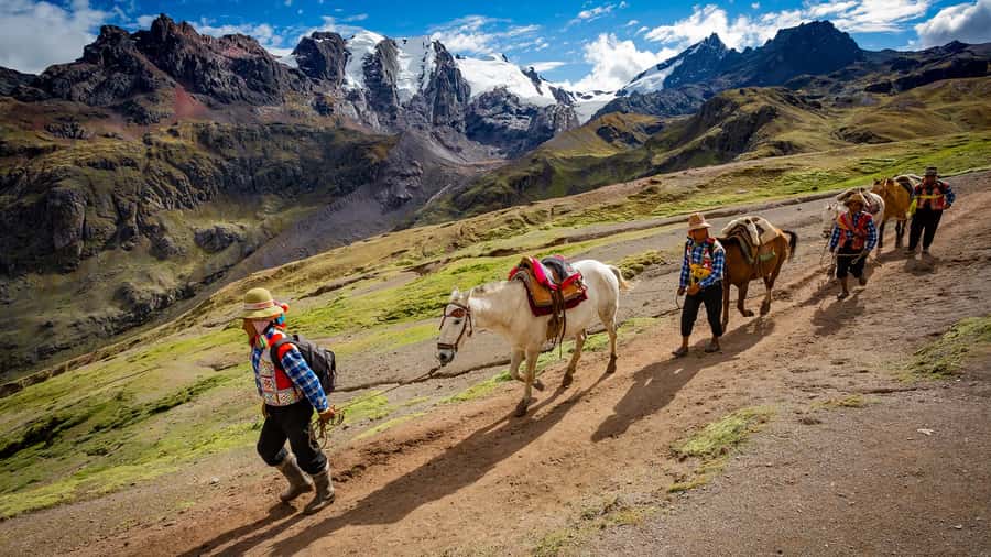 Arrive before the crowd to the Mountain in private service - The 1.5-hour walk to Rainbow Mountain