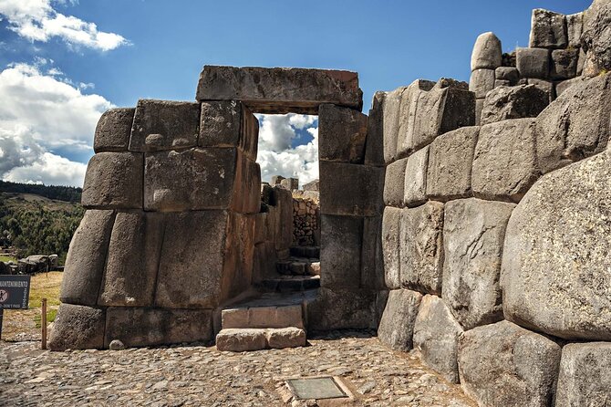 Cusco 7 days Tour in Machu Picchu, Humantay Lake and Vinicunca - Cusco begins with temples and stonework