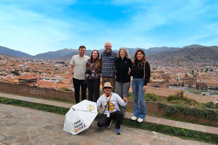 Cusco: Historic Walking Tour with Pisco Sour and Music Show - Meeting the guide in the Plaza de Armas