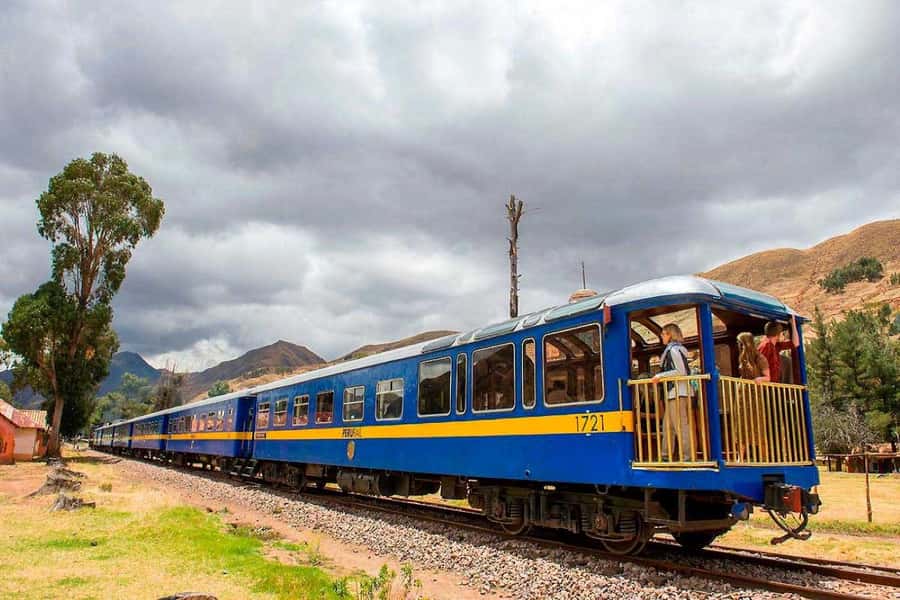 Excursion Cusco - Puno - Titicaca Observatory Train - Watching the Andes from the observatory car
