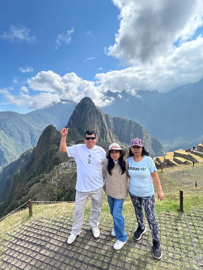 Machu Picchu: Private Tour Guide Service for up to 15 people - From Aguas Calientes to the entrance