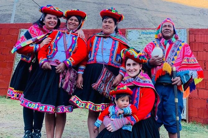 Sacred Valley Textile Workshop – Dyeing & Weaving in Cusco - Gathering plants for natural dyeing
